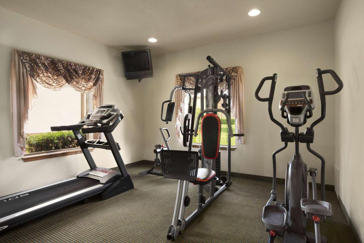Howard Johnson By Wyndham Oklahoma City Okc Airport, Fairgrounds, I40 Екстериор снимка