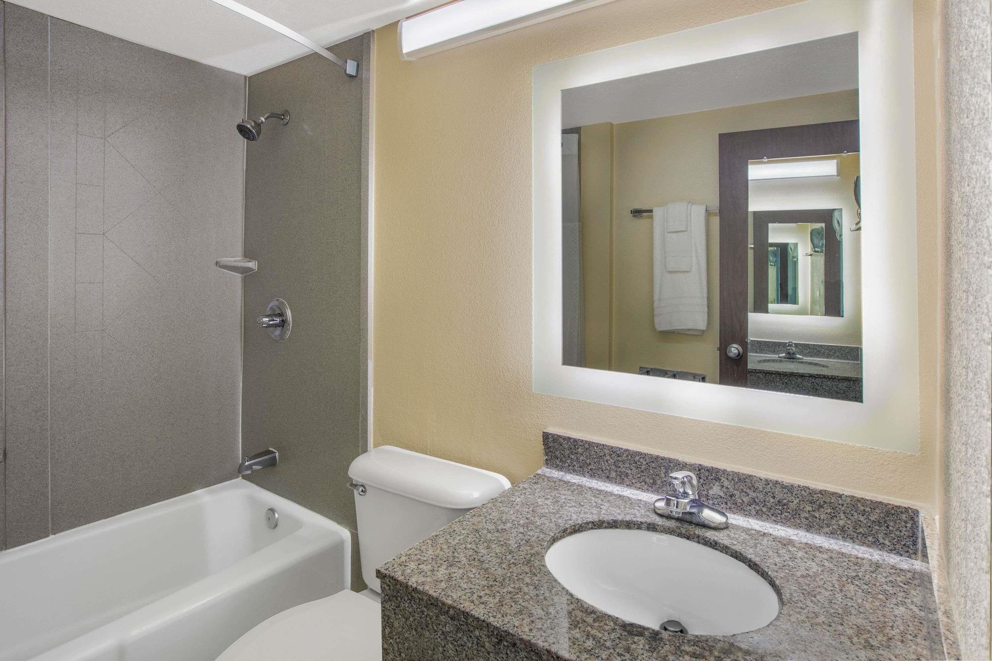 Howard Johnson By Wyndham Oklahoma City Okc Airport, Fairgrounds, I40 Екстериор снимка